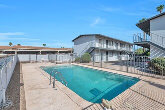 Sheraton Arms Apartments in Tucson, AZ - Building Photo - Interior Photo