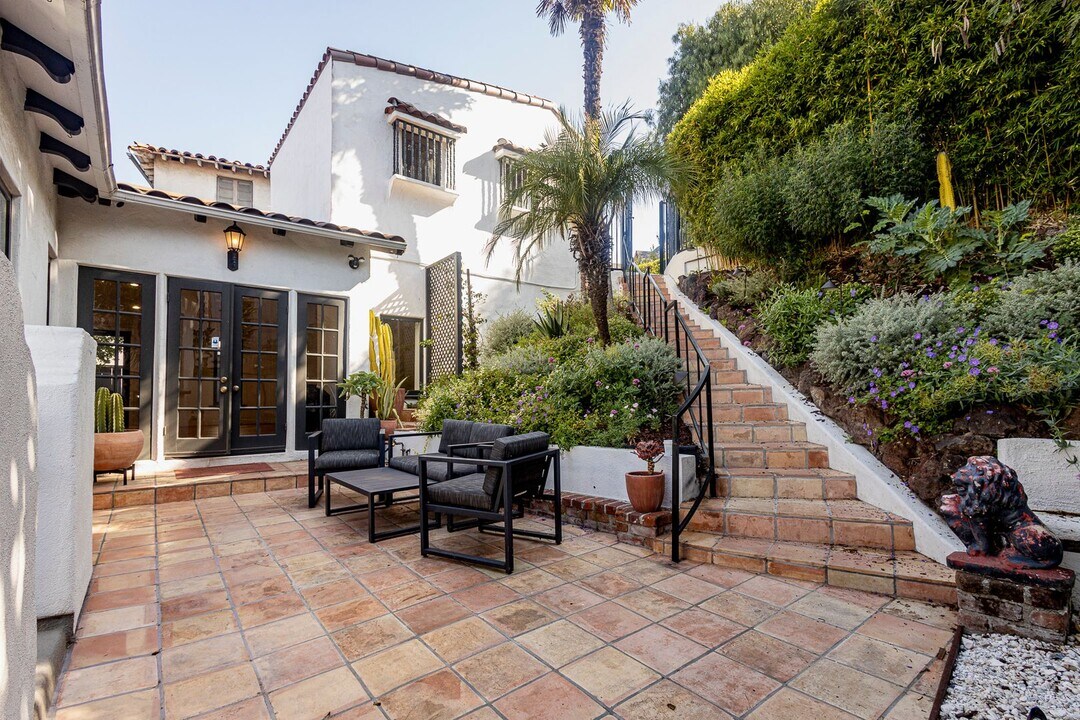 2117 Redrock Ct in Los Angeles, CA - Building Photo