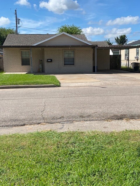 1712-1713 13th St in Galena Park, TX - Building Photo