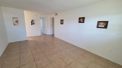 826 Sky Lake Cir, Unit D in Orlando, FL - Building Photo - Building Photo