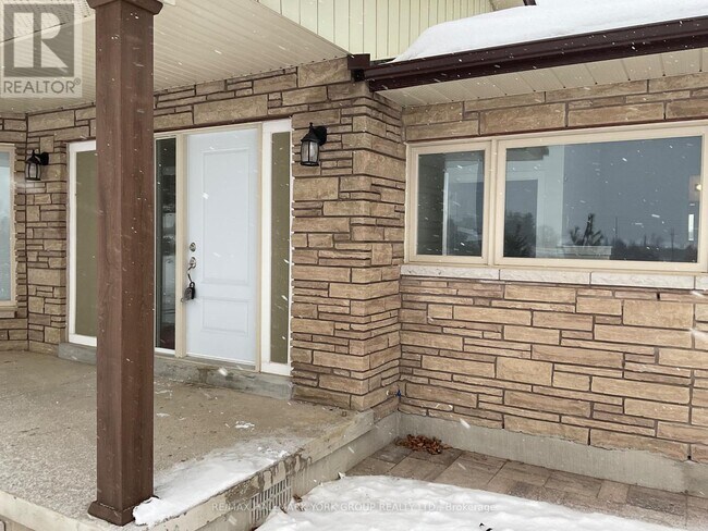 124 Squire Dr in Ajax, ON - Building Photo - Building Photo