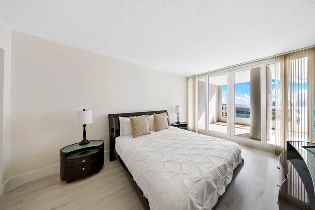 1717 N Bayshore Dr in Miami, FL - Building Photo - Building Photo