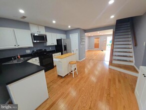 43036 Demerrit St in Chantilly, VA - Foto de edificio - Building Photo