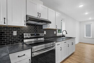 Stylish Portsmouth apartment by dining, pa in Portland, OR - Building Photo - Building Photo