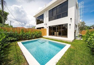 2710 SW 34th Ave in Miami, FL - Building Photo - Building Photo