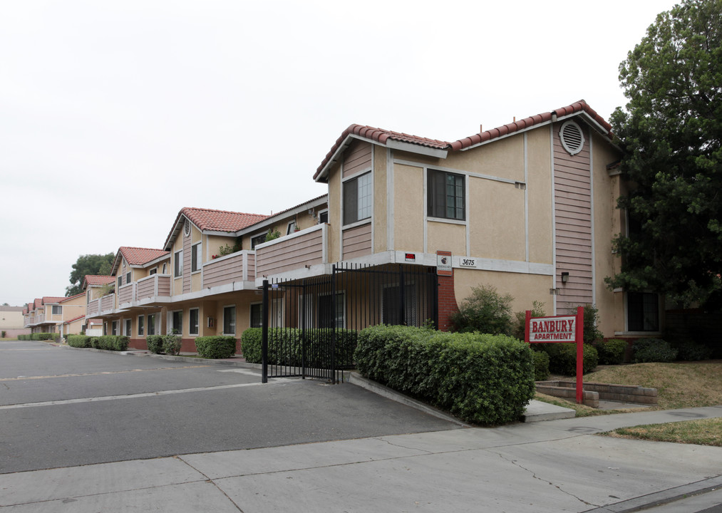 Banbury Apartments in Riverside, CA - Building Photo