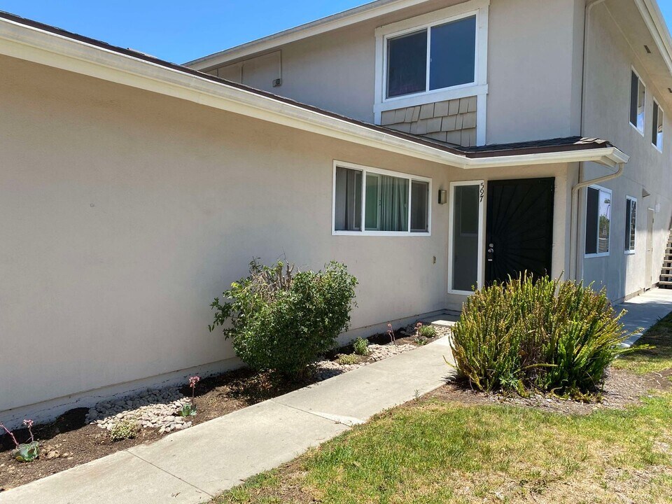 597 Paseo La Perla in Thousand Oaks, CA - Building Photo