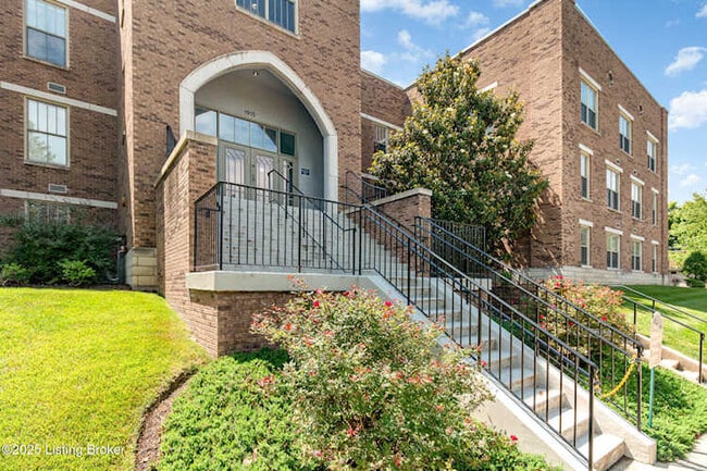 1915 Wrocklage Ave, Unit Beautiful Highlands Condo