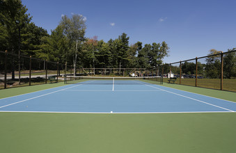 Tara Heights Apartments in Nashua, NH - Foto de edificio - Building Photo