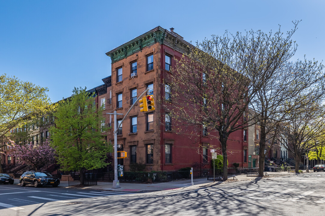 300 Lewis Ave in Brooklyn, NY - Building Photo