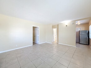 240-260 NW 40th Ct in Oakland Park, FL - Building Photo - Building Photo