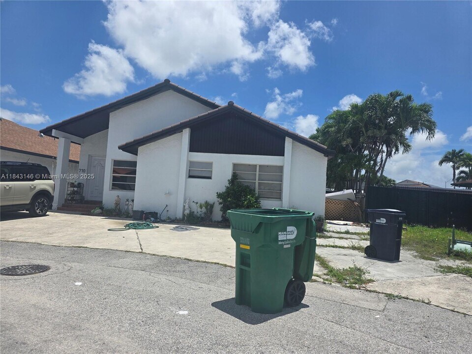 710 SW 99th Ct Cir S in Miami, FL - Building Photo