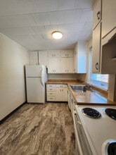 111 W 1st St, Unit 111.5 W 1st St Apt 1 in Lyons, KS - Foto de edificio - Building Photo