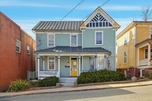 6 N Washington St in Staunton, VA - Building Photo