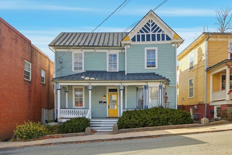 6 N Washington St in Staunton, VA - Building Photo
