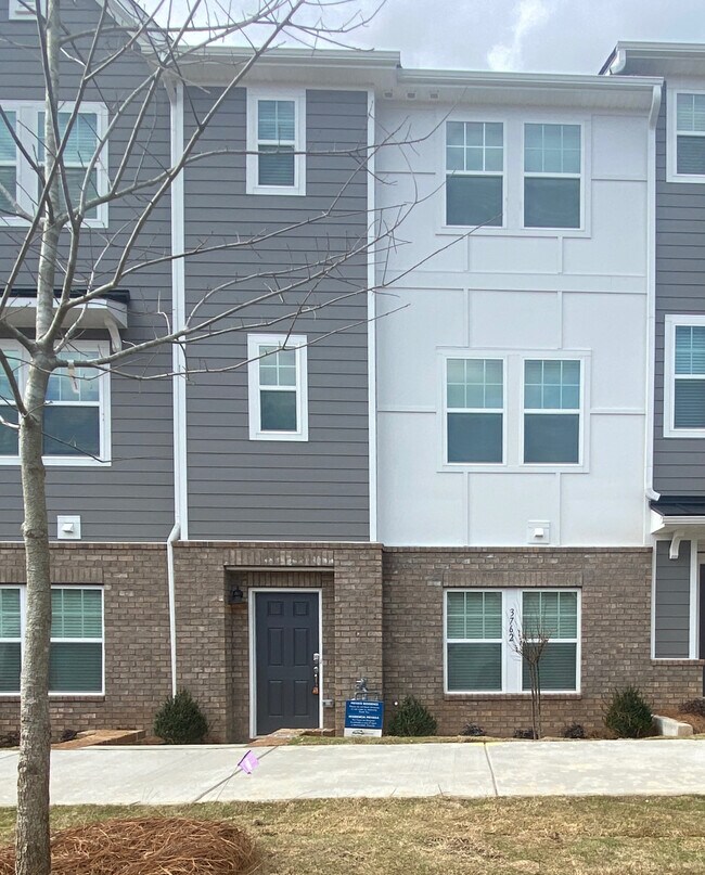 Room in Townhome on Memorial Pkwy in Charlotte, NC - Building Photo - Building Photo