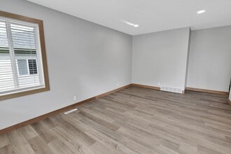 53 Brook Cir in Pella, IA - Building Photo - Building Photo