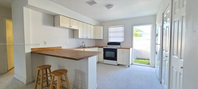 813 SW 7th Ave-Unit -1-2 in Hallandale Beach, FL - Building Photo - Building Photo