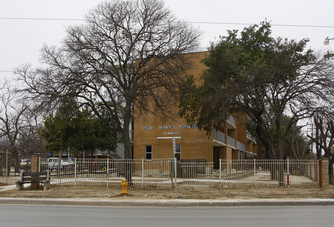 Lewis Chatham Apartments in San Antonio, TX - Foto de edificio - Building Photo