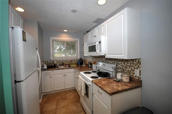 10 E Beach Rd in Charlestown, RI - Building Photo - Building Photo