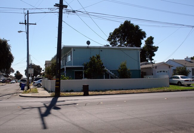 2126 Ohio Ave in Richmond, CA - Foto de edificio - Building Photo