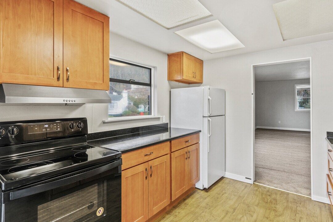 4703 Beach Dr SW in Seattle, WA - Building Photo