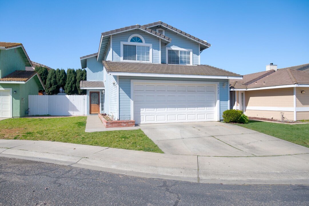 1927 Carmenita Ct in Santa Maria, CA - Building Photo