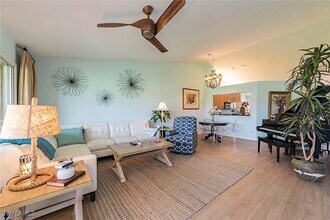 524 Woodshire Ln in Naples, FL - Foto de edificio - Building Photo