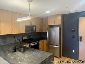 83 Gardner St, Unit 306 in Boston, MA - Foto de edificio - Building Photo