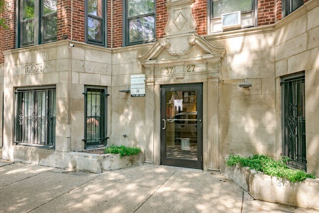 3727 N Pine Grove Ave in Chicago, IL - Building Photo - Building Photo