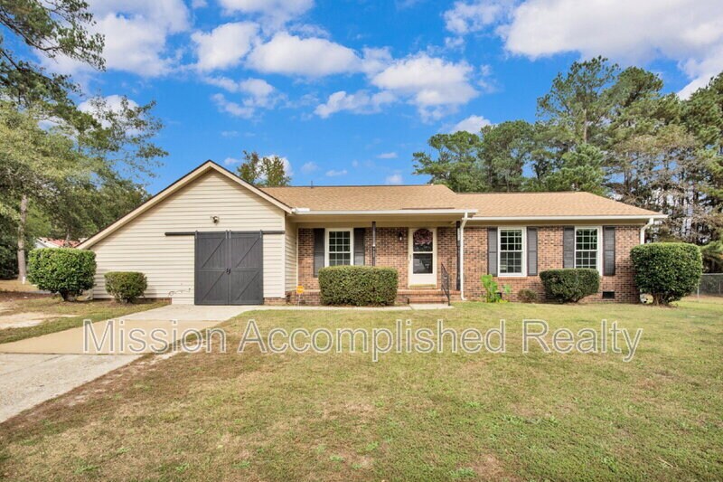 3304 Redfox Rd in Spring Lake, NC - Building Photo