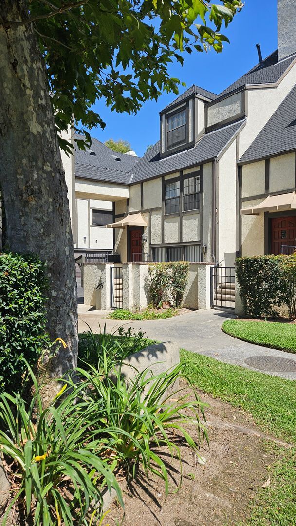 property at 109 W Rosewood Ct