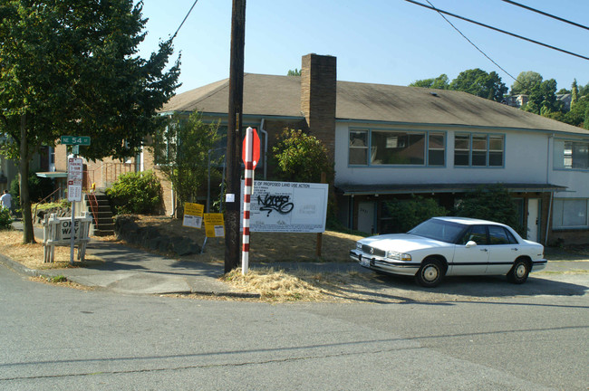 2417 NE 54th St in Seattle, WA - Foto de edificio - Building Photo