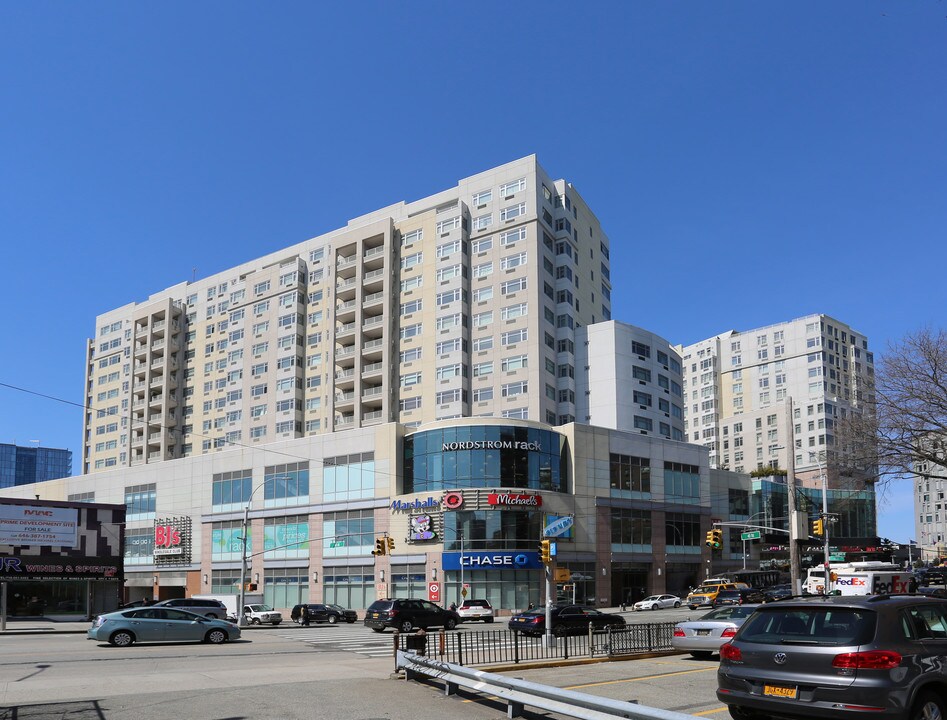 The Grand at SkyView Parc in Flushing, NY - Foto de edificio