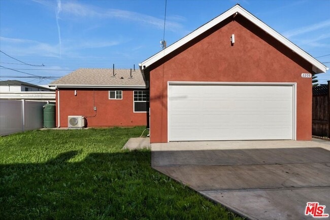 2207 W 20th St in Los Angeles, CA - Building Photo - Building Photo