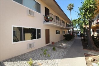 1010 E 32nd St, Unit B in Signal Hill, CA - Foto de edificio - Building Photo