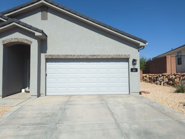 property at 909 Pleasant Valley Ln
