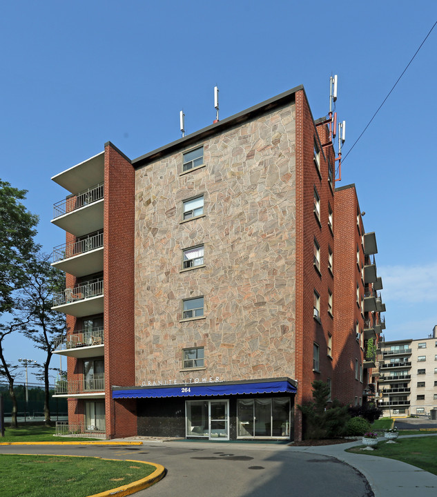 Granite Towers in Hamilton, ON - Building Photo