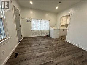 21 Stapleton Ave in Hamilton, ON - Building Photo - Building Photo