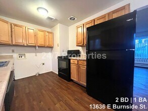 13636 E Burnside St in Portland, OR - Foto de edificio - Building Photo