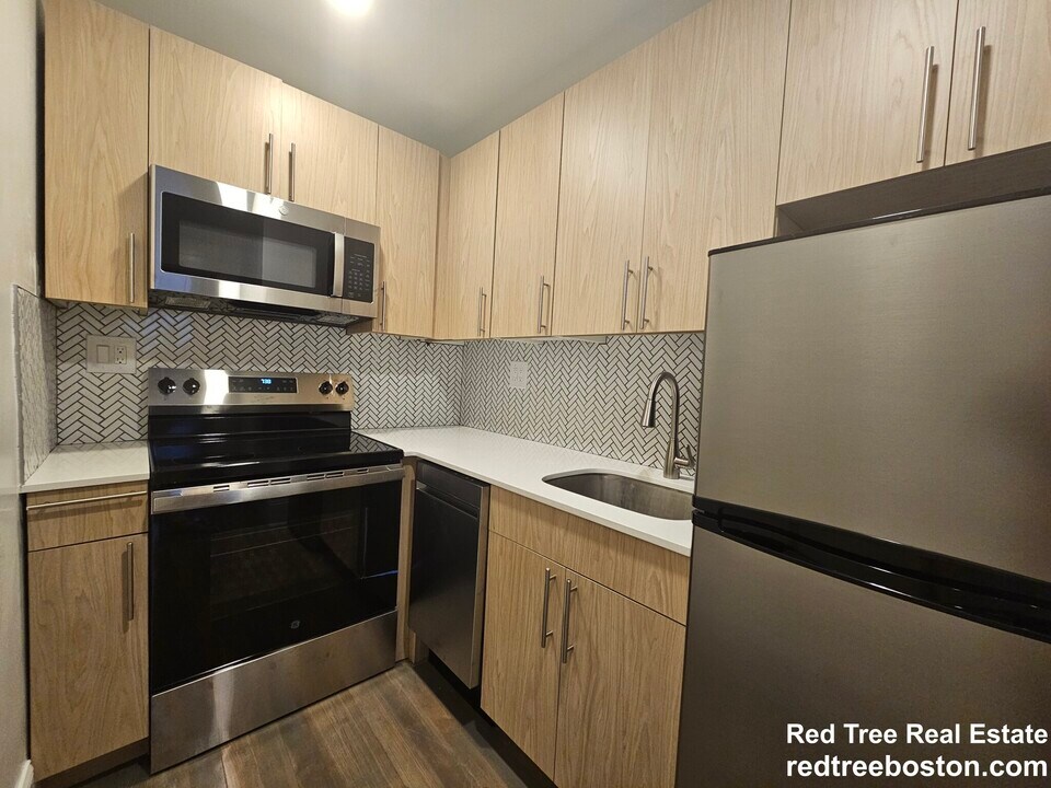 457 Centre St in Newton, MA - Building Photo