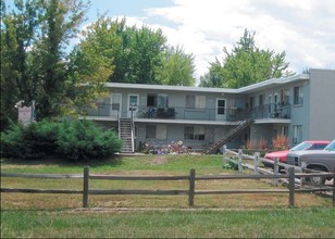 Highland Square Apartments in Lakewood, CO - Building Photo - Building Photo