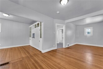21871 Nicholas Ave in Euclid, OH - Foto de edificio - Building Photo