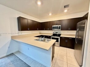 20714 NE 5th Ct in Miami, FL - Foto de edificio - Building Photo