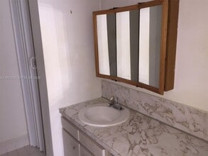 10762 N Kendall Dr in Miami, FL - Building Photo - Building Photo