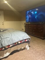 557 Murray Hill Dr in Youngstown, OH - Building Photo