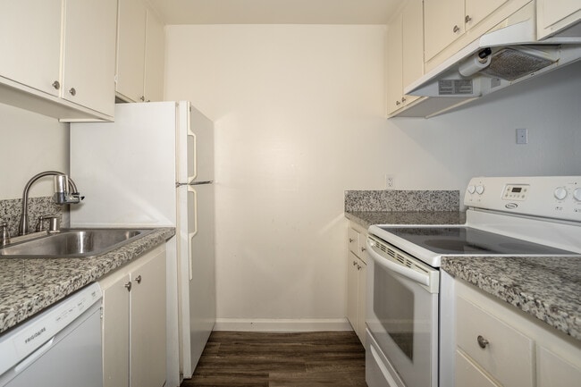Victoria Apartments in Yuba City, CA - Building Photo - Interior Photo
