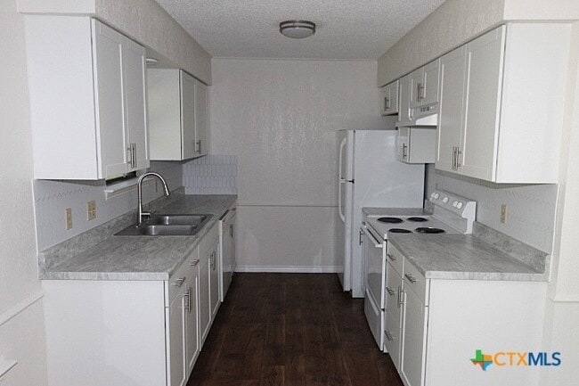 1011 N 4th St in Copperas Cove, TX - Foto de edificio - Building Photo