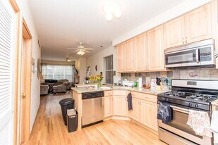 1250 N Greenview Ave in Chicago, IL - Building Photo