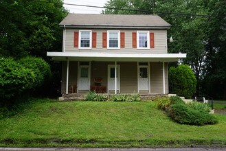 1031-1033 Old Bethlehem Rd in Perkasie, PA - Foto de edificio - Building Photo